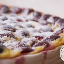 Receita de Clafoutis de Cereja - uma sobremesa francesa deliciosa para o almoço de final de semana.