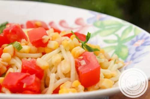 Receita de Macarrão ao Alho com Milho Verde e Tomate - um prato delicioso para os dias quentes de verão!