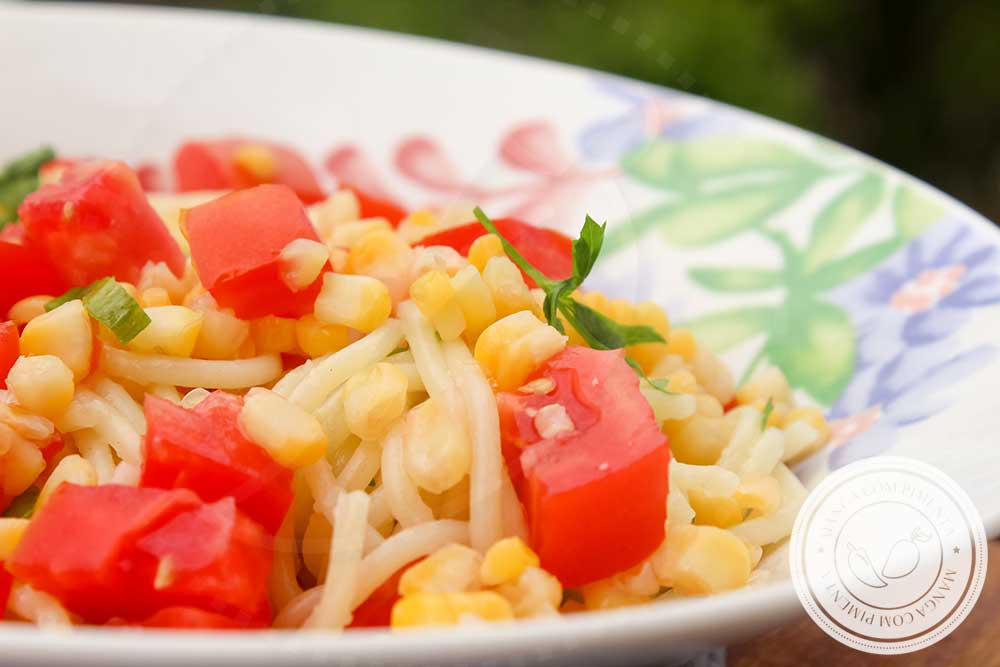 Receita de Macarrão ao Alho com Milho Verde e Tomate - um prato delicioso para os dias quentes de verão!