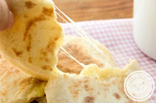 Receita de Pão de Frigideira com Queijo Quente - um lanche delicioso para servir no lanche da tarde da criançada.