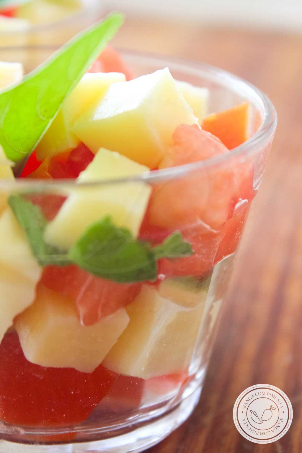 Receita de Salada Caprese no Copinho - um prato finger food para comer nos dias quentes de verão.