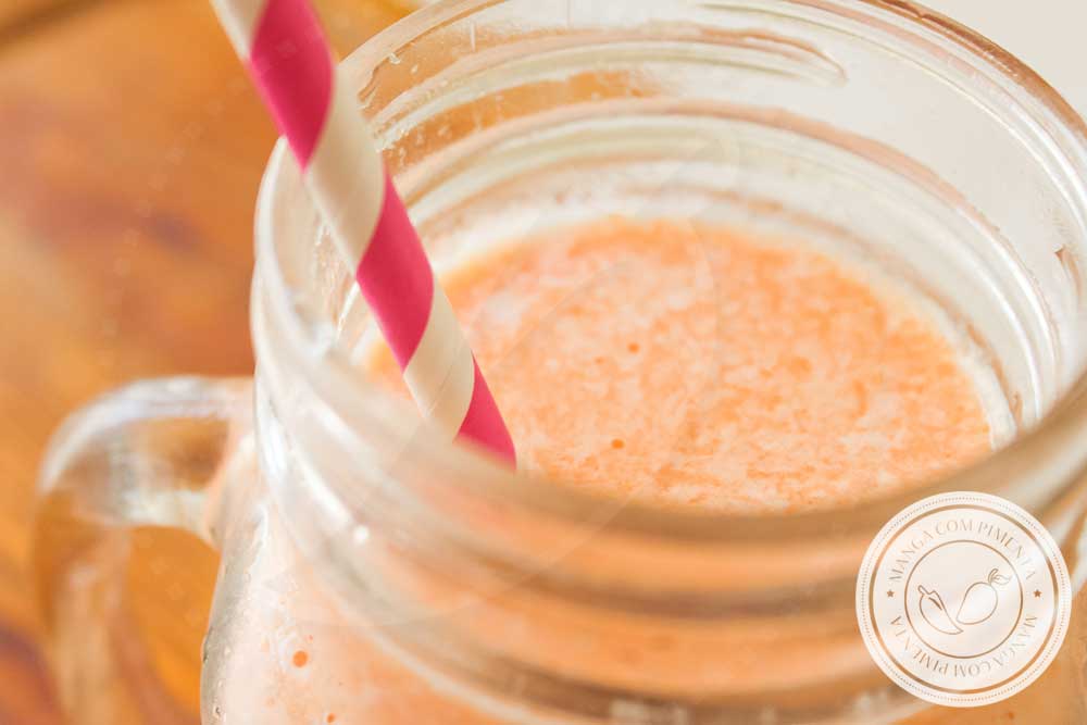Receita de Smoothie de Mamão e Cenoura - uma bebida geladinha para começar bem o dia!