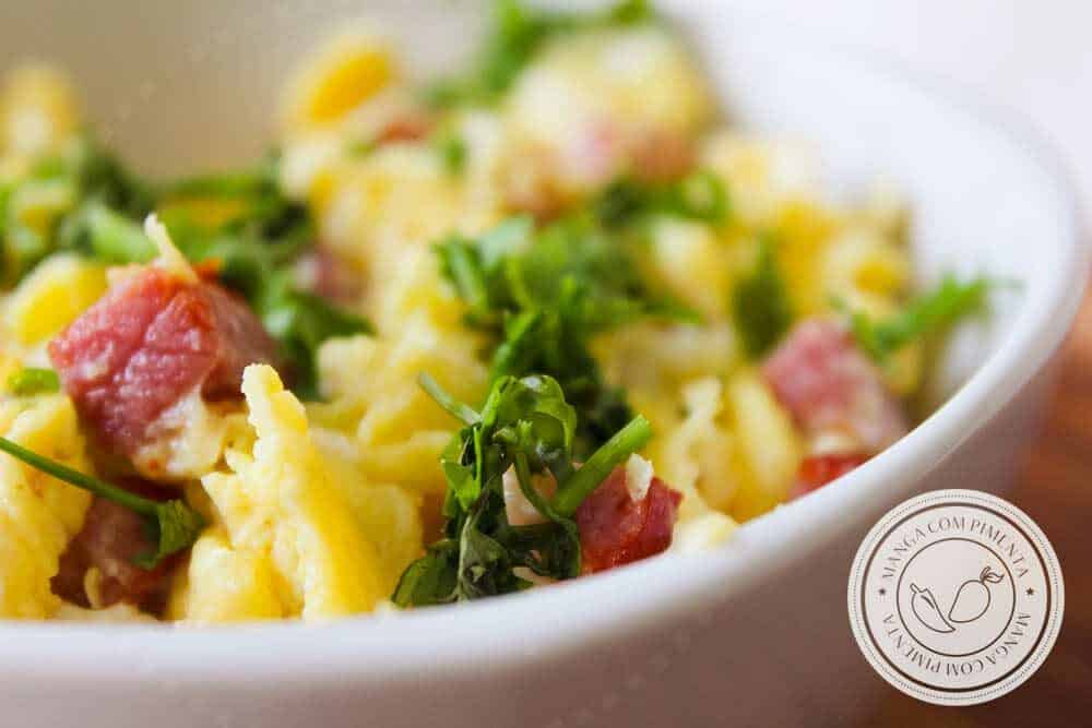 Confira 20 Receitas com Ovos para fazer agora: Ovos Mexidos com Bacon - um prato fácil e delicioso para matar a fome.