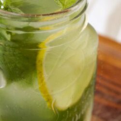 Receita de Suco de Limão com Mel e Hortelã - uma bebida para melhorar a saúde, prepare também nos dias frios!