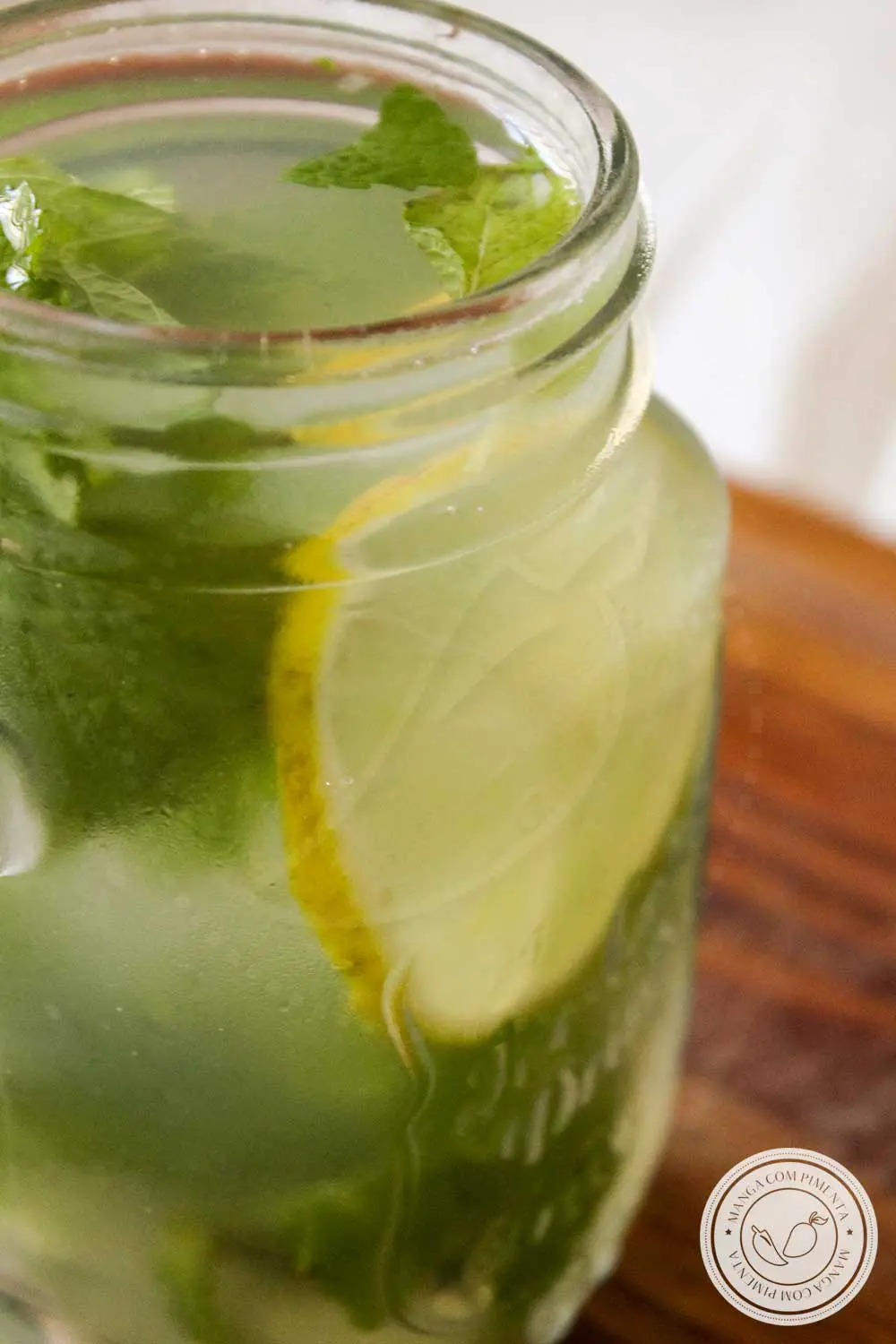 Receita de Suco de Limão com Mel e Hortelã - uma bebida cheia de benefícios para a sua saúde, prepare também nos dias frios!