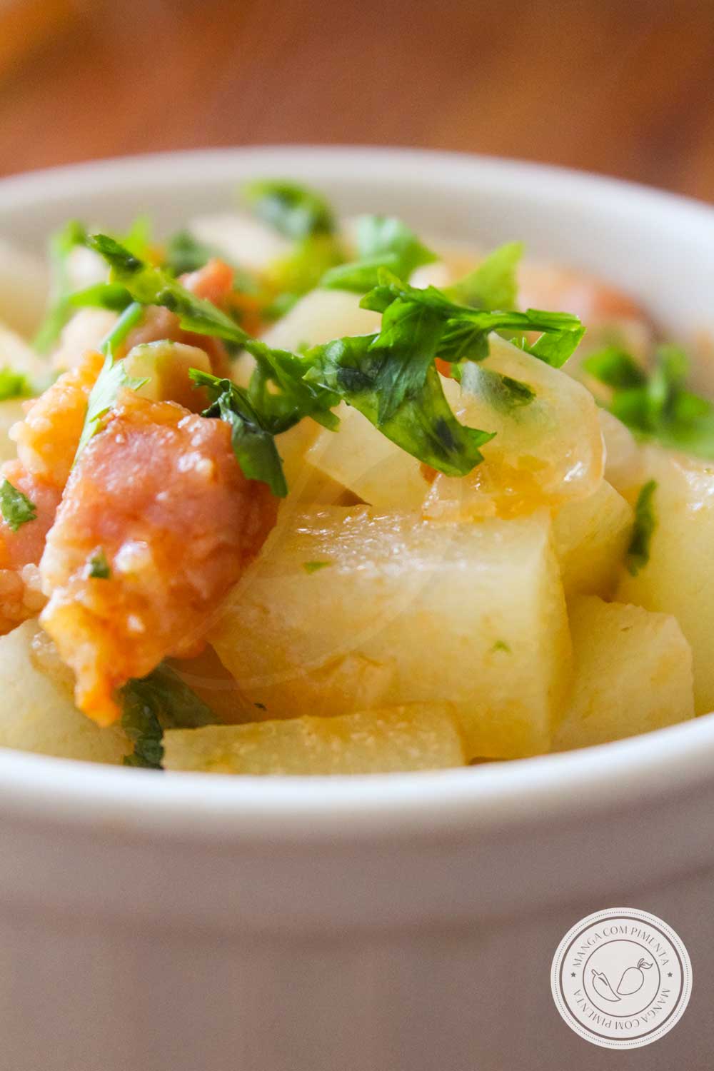 Receita de Chuchu com Bacon e Molho de Tomate - prepare esse prato básico para o almoço ou jantar da semana da família.