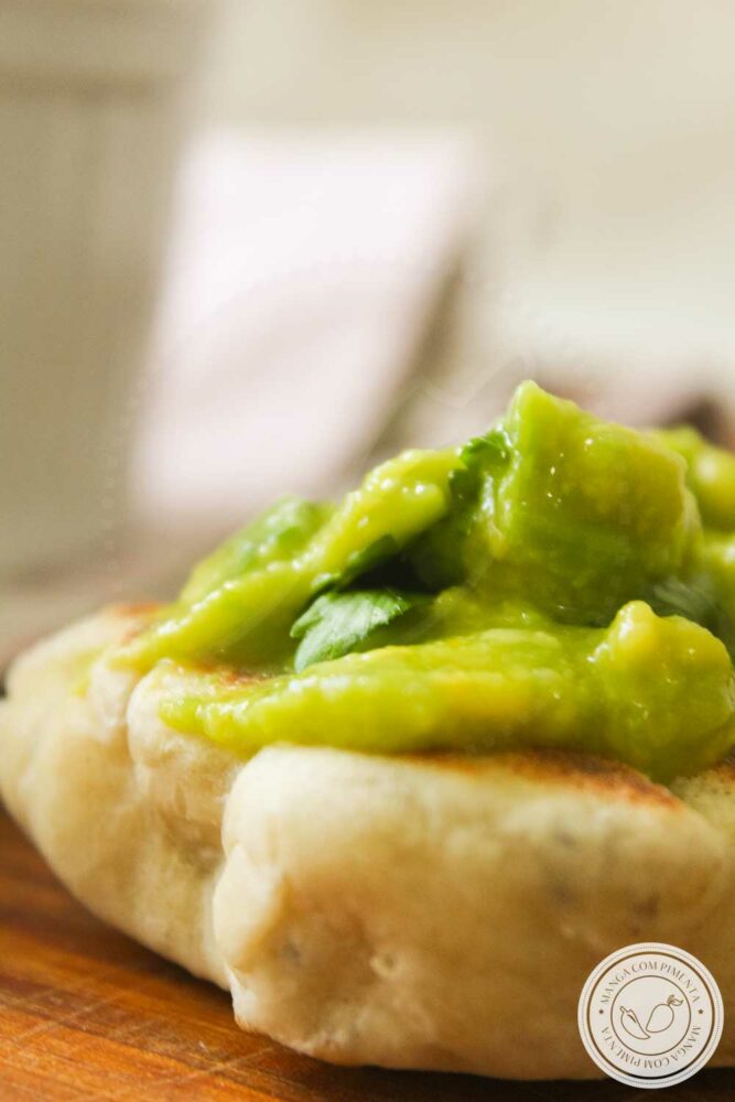 Além dessa receita de Pão Sem Queijo Vegano, faça também: Receita de Dip de Abacate- um prato vegano para receber os amigos!