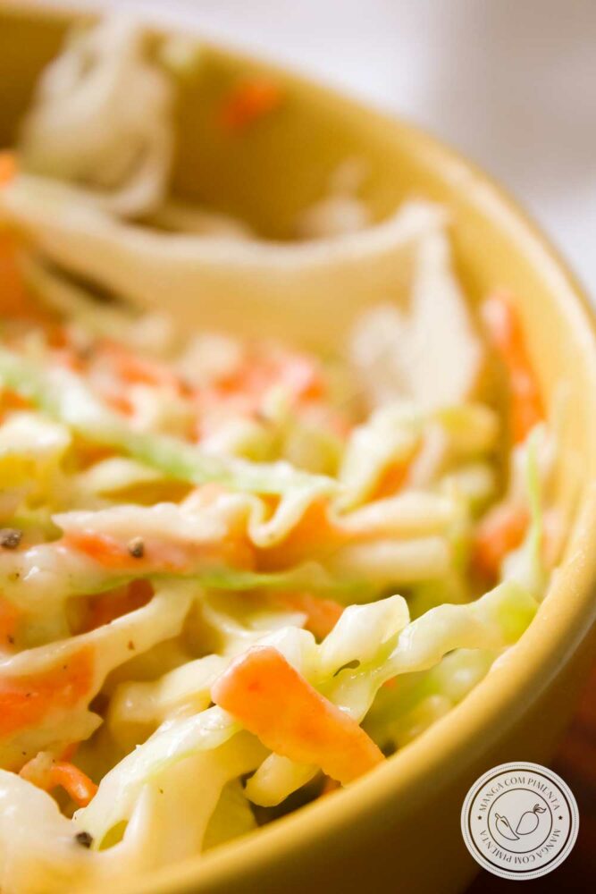 Receita de Salada de Repolho e Cenoura com Maionese - para acompanhar a Linguiça de Churrasco com Batatas no Forno