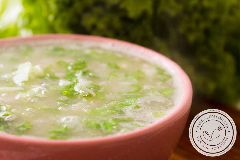 Receita de Sopa de Alface com Mandioca - um prato quentinho para um dia chuvoso e frio.