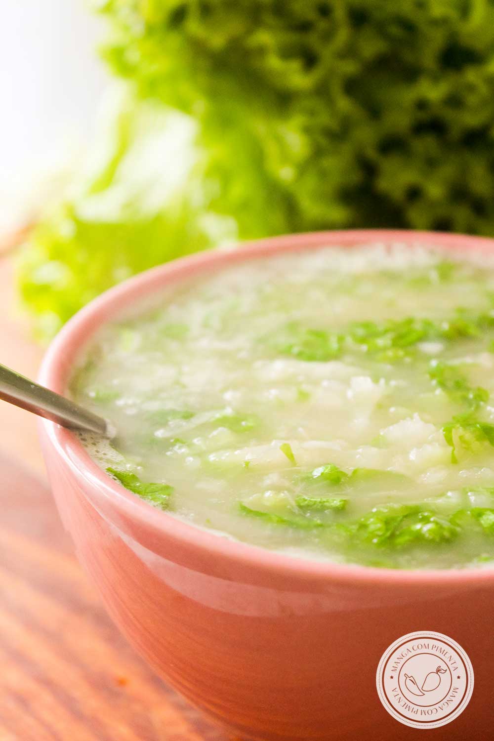 Receita de Sopa de Alface com Mandioca - um prato quentinho para um dia chuvoso e frio.