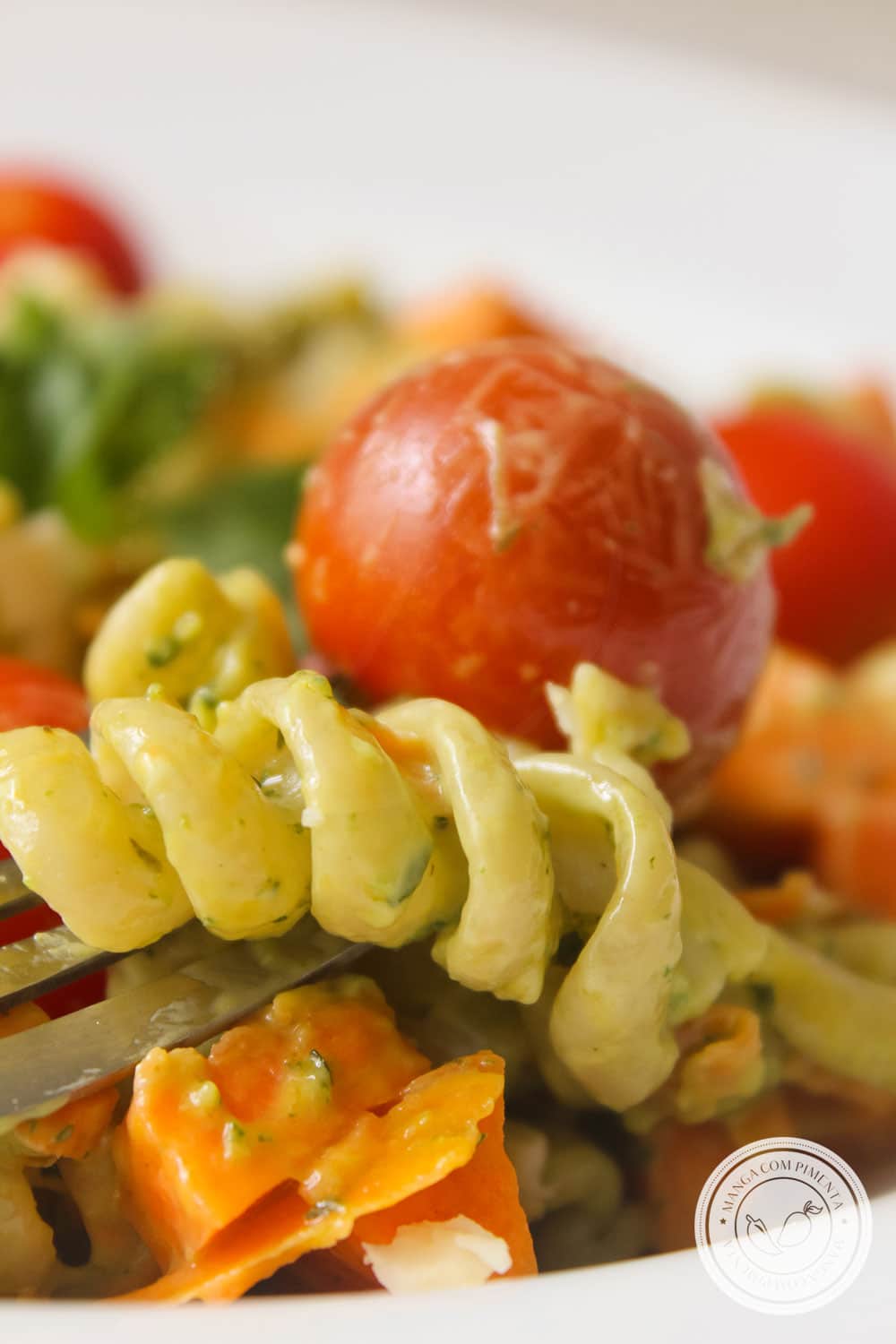 Receita de Salada de Macarrão com Maionese de Manjericão - um prato delicioso para os dias quentes de verão!