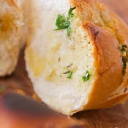 Receita de Pão de Alho para Churrasco - aproveite os pães franceses que sobraram e prepare essa delícia sempre que colocar o carvão para esquentar na churrasqueira.