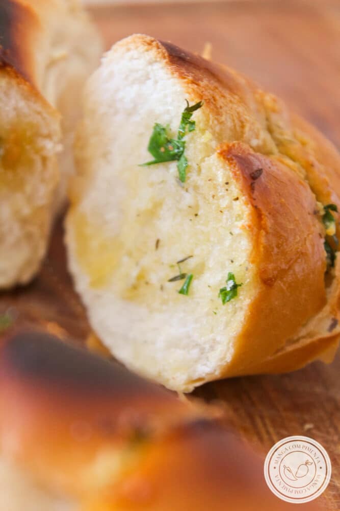 Receita de Pão de Alho para Churrasco - aproveite os pães franceses que sobraram e prepare essa delícia sempre que colocar o carvão para esquentar na churrasqueira.