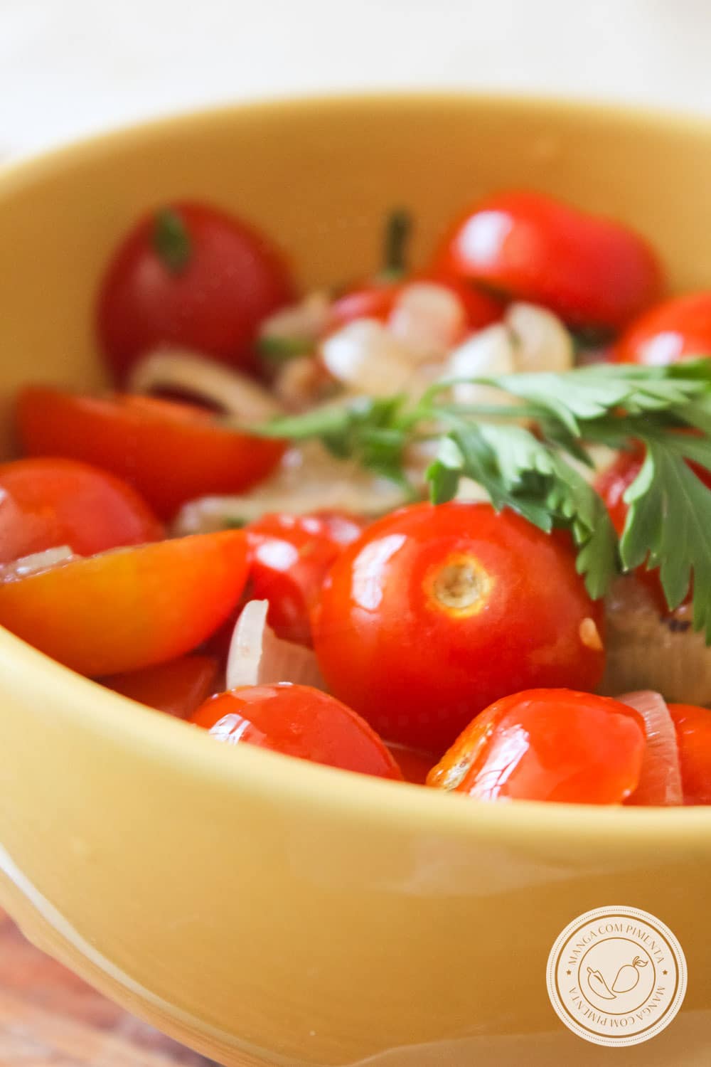 Receita de Salada de Tomate Cereja à Provençal - prepare esse prato simples e delicioso para as Festas de Final de Ano!