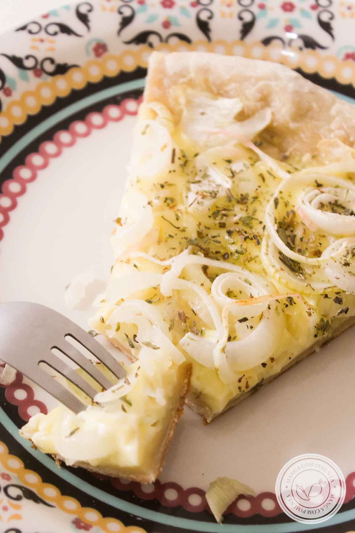Receita de Fugazzeta - uma pizza argentina que leva muito queijo e cebola no seu preparo! 