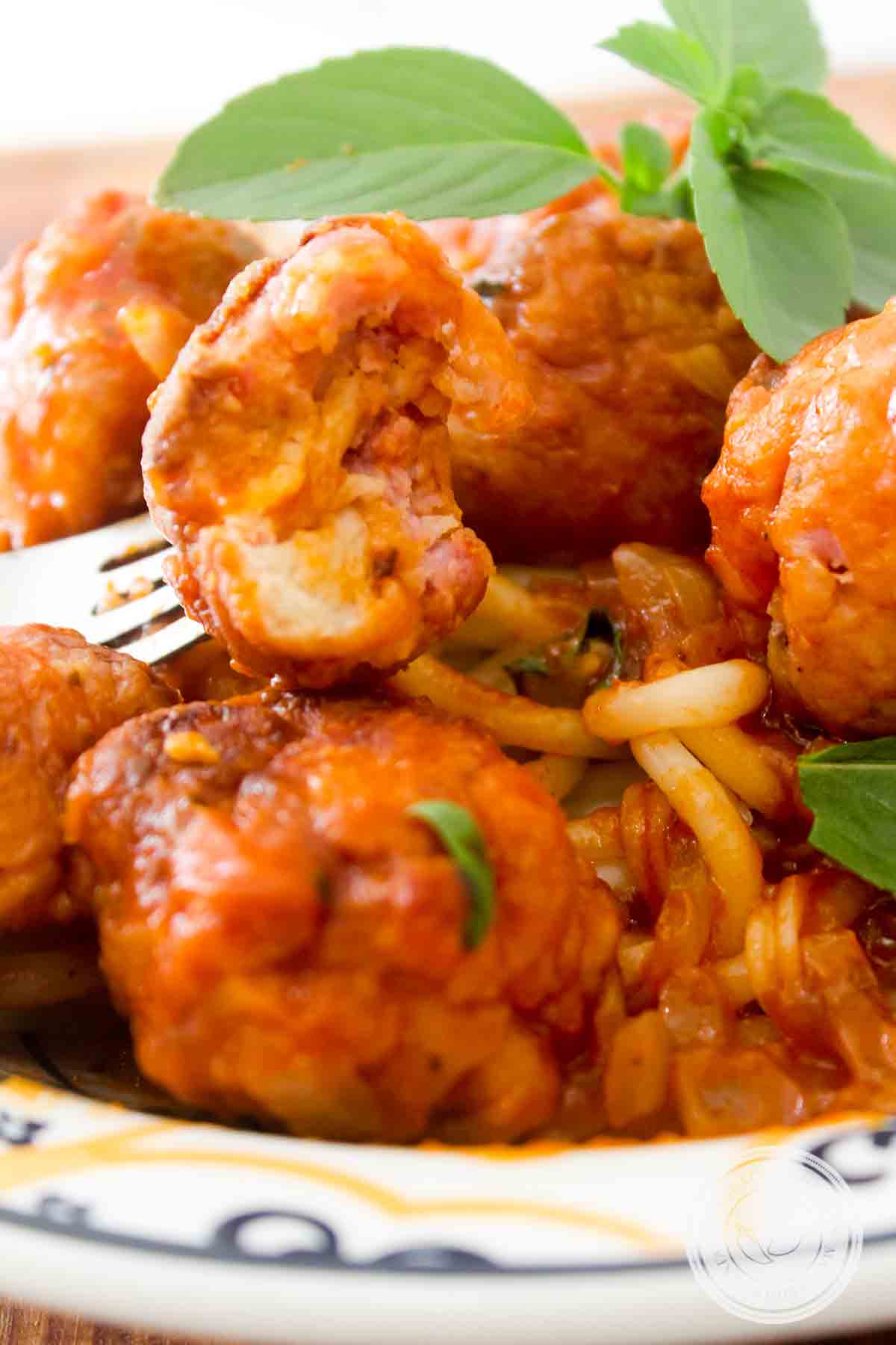 Receita de Almôndegas de Linguiça Toscana - prepare o macarrão de domingo e sirva essas bolas de carne feitas com linguiça para churrasco por cima.