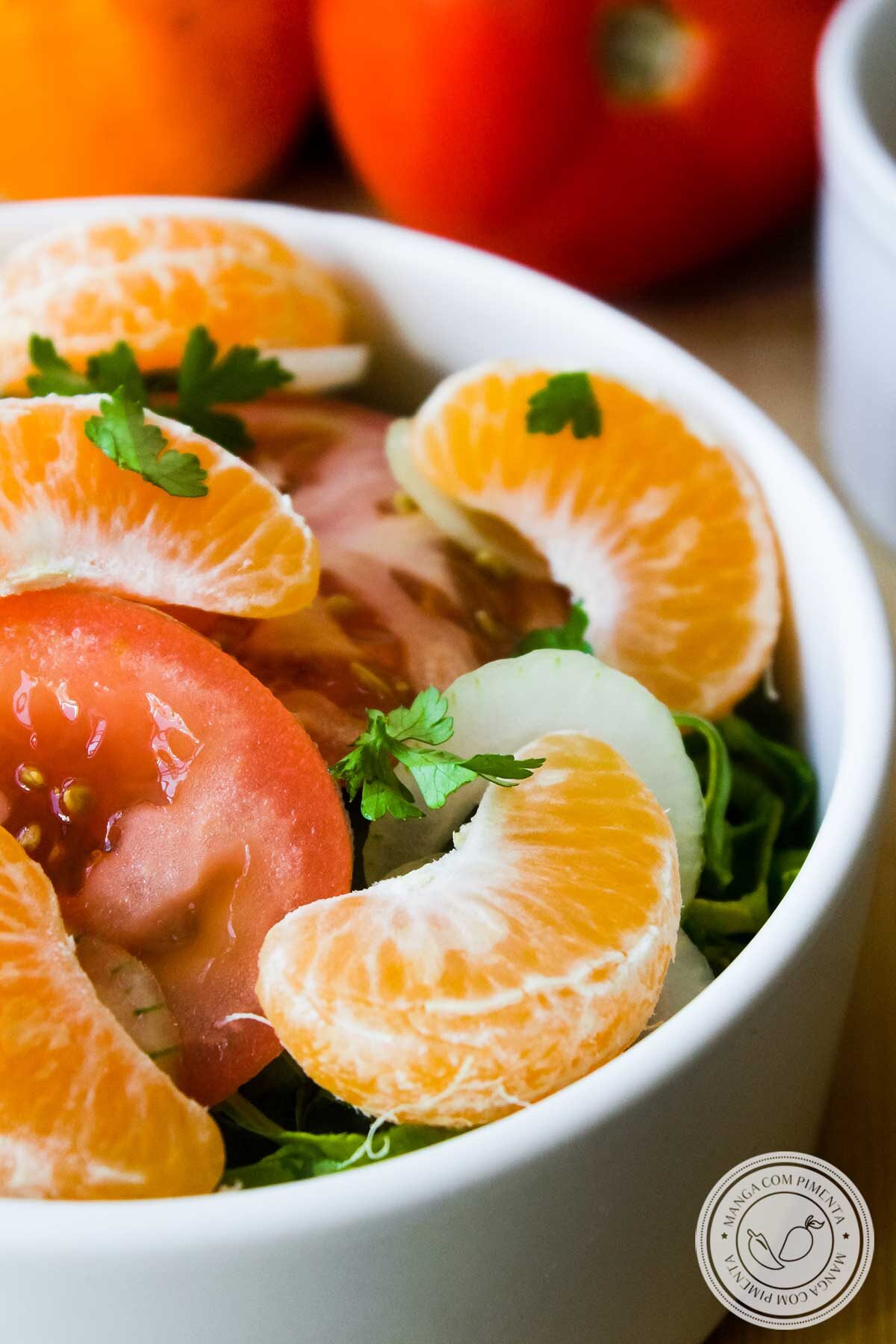Receita de Salada de Tangerina com Couve e Tomate - uma salada deliciosa para uma refeição simples do dia a dia.