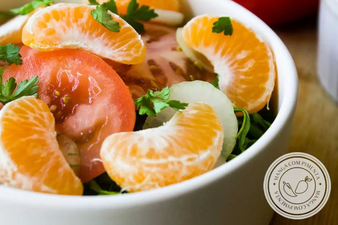 Receita de Salada de Tangerina com Couve e Tomate - uma salada deliciosa para uma refeição simples do dia a dia.