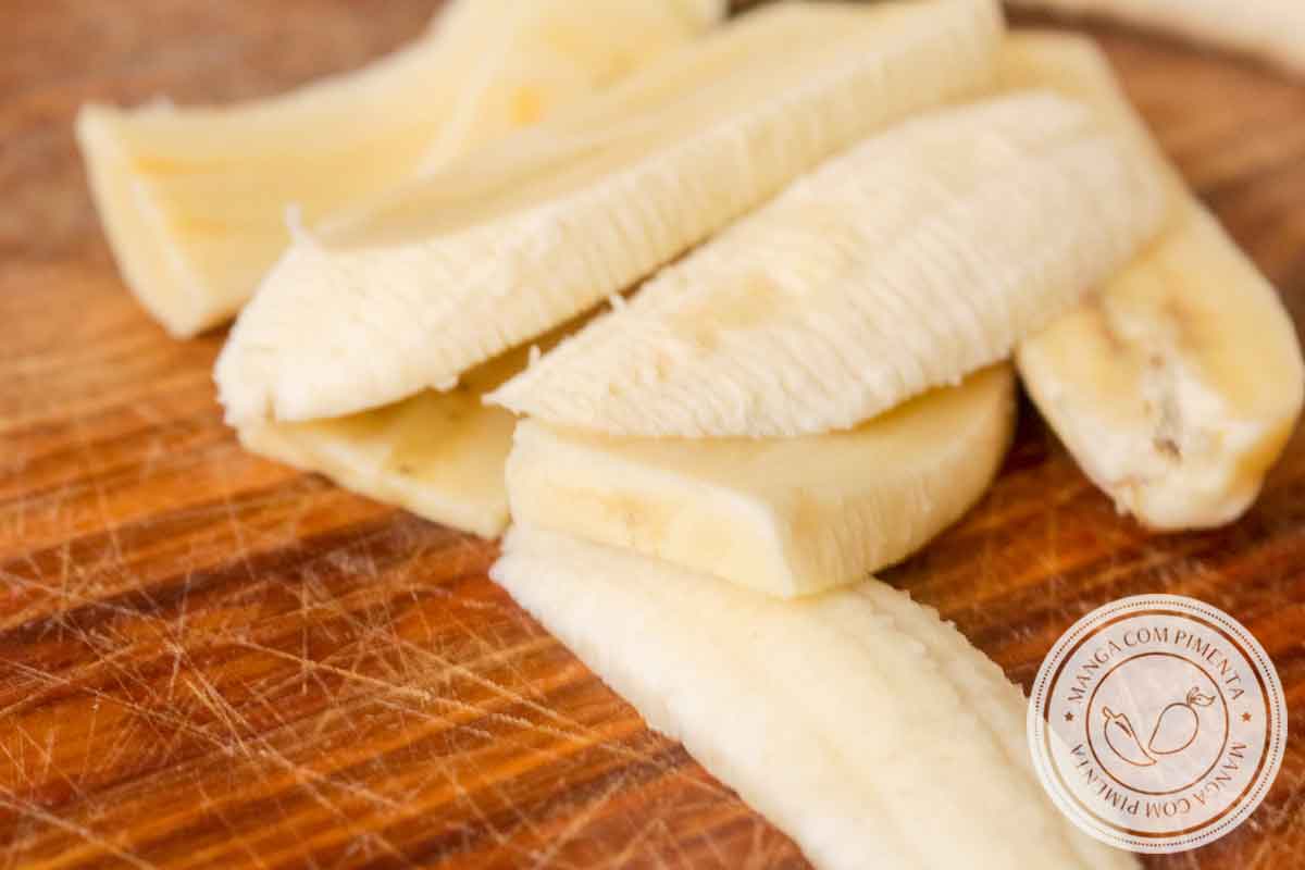 Receita de Bolo de Banana Invertido e Caramelizado - um lanche delicioso para fazer no final de semana para o pessoal de casa.