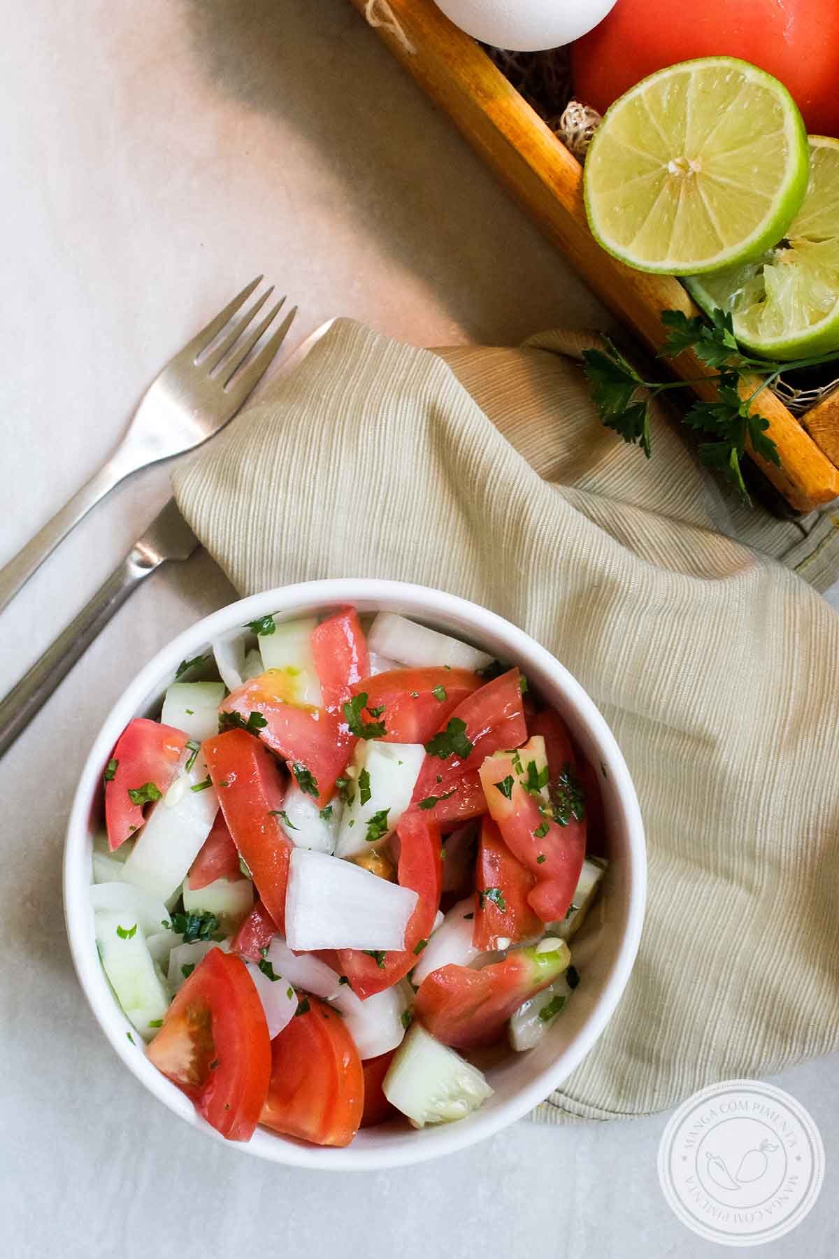 Receita de Salada de Pepino com Tomate e Cebola - simples e perfeito para ser servido no almoço ou jantar da semana.