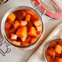 potinho de doce de abóbora com abóbora em cubos em uma calda de açúcar