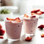 iogurte natural com pedaços de morango