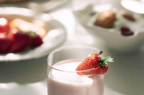 aprenda a preparar iogurte de morango com a fruta fresca