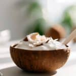 iogurte vegano de coco feito com a polpa de coco verde