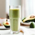vitamina de abacate com iogurte - smoothie de abacate com iogurte