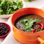 caldo de feijão preto com pimenta vermelha e coentro