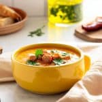caldo de abóbora cabotiá com croutons e salsinha salpicada