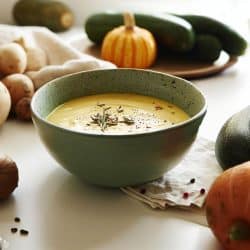 sopa cremosa de legumes com batatas, abobrinha e abóbora