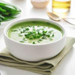 sopa de espinafre com legumes cremosa e vegana