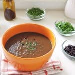 sopa de feijão preto com macarrão cabelinho de anjo e ervas salpicadas
