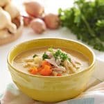 Sopa de legumes cremosa com frango desfiado