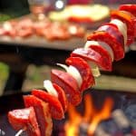 espetinho de linguiça toscana com pimentão e cebola